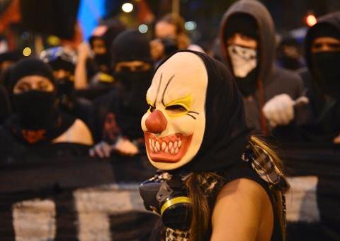 Polícia e vândalos voltam a se enfrentar em protestos no Brasil