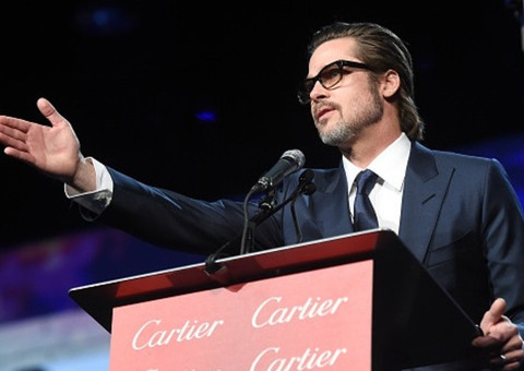 Brad Pitt pinta as unhas com esmaltes coloridos, Veja. 