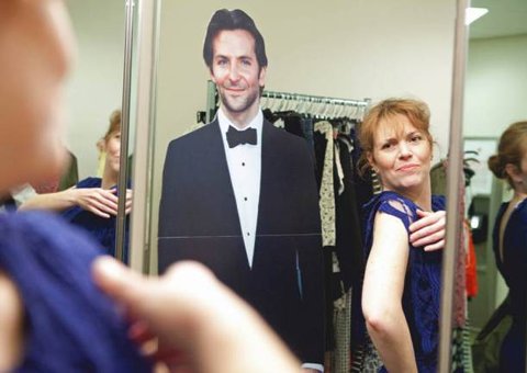  Mulher namora ator americano de papelão e passeia com ele por todos os lugares