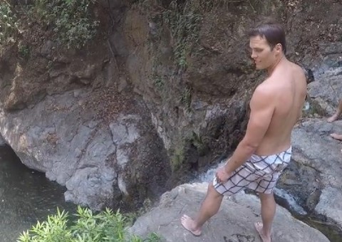  Marido de Gisele Bündchen se joga de penhasco 'nunca mais faço isso de novo'