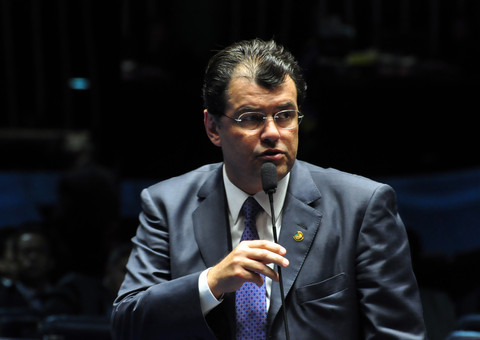 Eduardo Braga defende projeto que prioriza o uso de armas não letais em ação policial