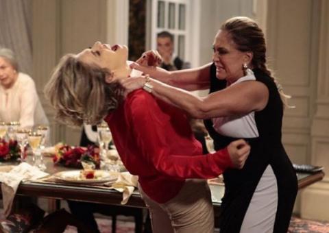 Pilar bate em Edith ao saber que foi feita de trouxa