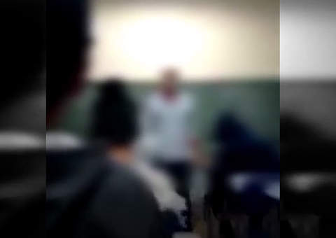 Professor e aluno se desentendem dentro de sala de aula e briga é filmada