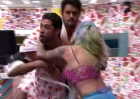  Acusado de abusar de Angela, Marcelo se descontrola e quase vai para a "porrada" com Cássio