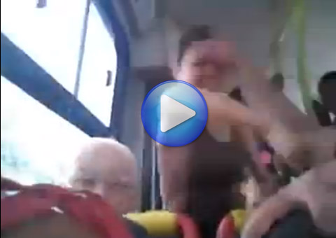 Novinha apanha em ônibus após chamar passageira de gorda