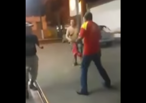 Motorista irritado com preço da gasolina vai para porrada com frentista