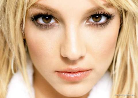 Britney é xingada em show e responde à altura