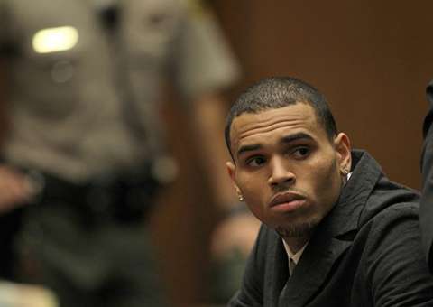 Na prisão, Chris Brown só pode tomar banho a cada dois dias