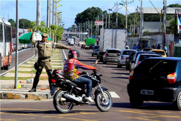 Fiscalização na faixa exclusiva de ônibus está em vigor