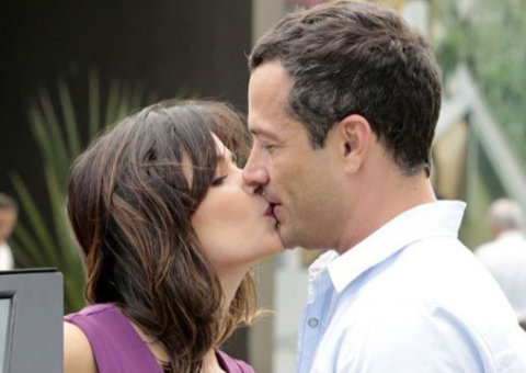 Aline dá selinho em Bruno e arma para ficar a sós com ele