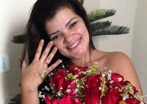 Ex-mulher de Naldo anuncia noivado na internet