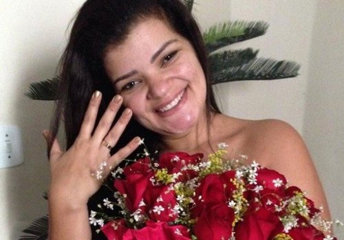 Ex-mulher de Naldo anuncia noivado na internet