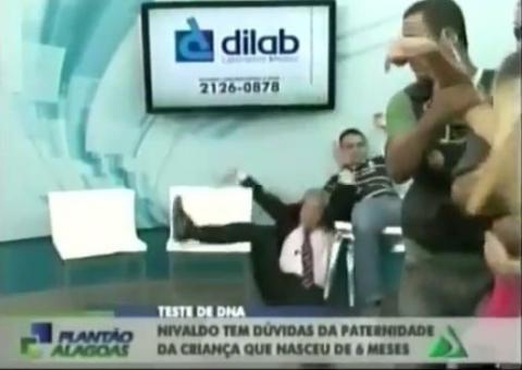 Apresentador apanha e cai ao separar briga em programa