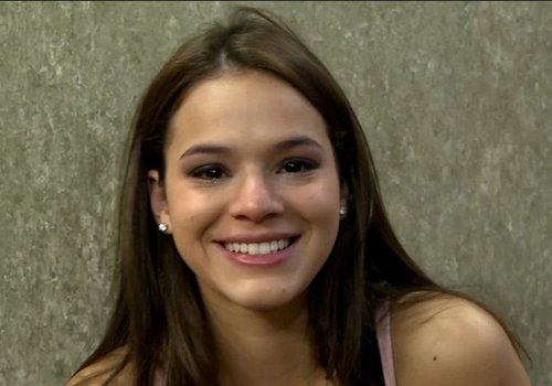 Bruna Marquezine deixa estádio chorando após fratura de Neymar