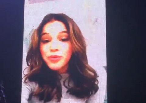 Bruna Marquezine aparece em telão durante aniversário de irmã de Neymar