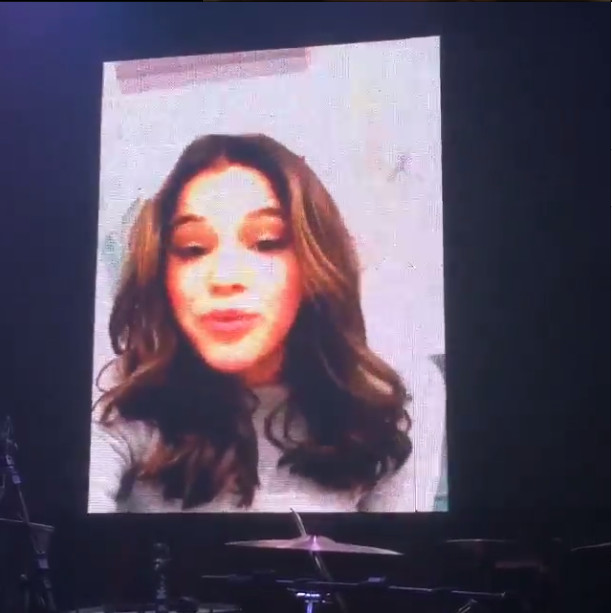 Bruna Marquezine aparece em telão durante aniversário de irmã de Neymar