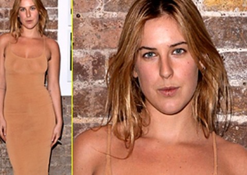  Filha de Bruce Willis e Demi Moore exibe mamilos e axila peluda