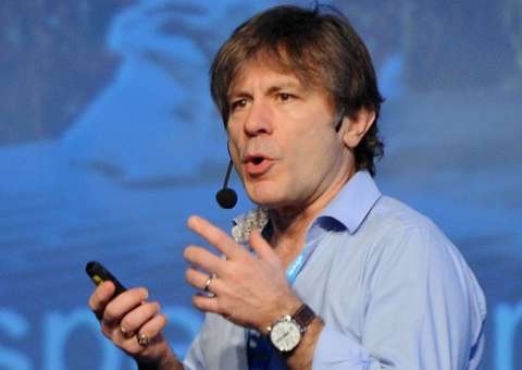  Vocalista do Iron Maiden dá palestra sobre aviação em São Paulo