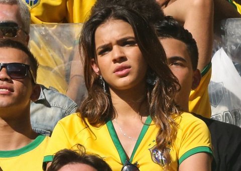 Bruna Marquezine posa com fãs a caminho de Fortaleza