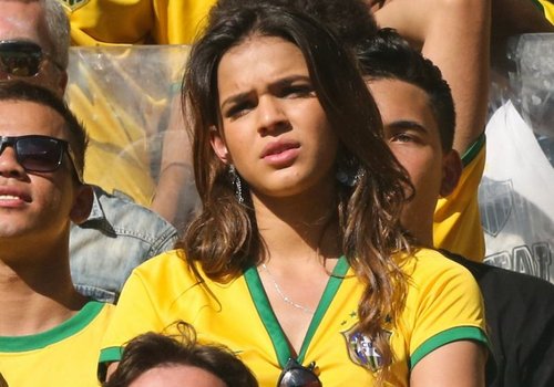 Bruna Marquezine posa com fãs a caminho de Fortaleza
