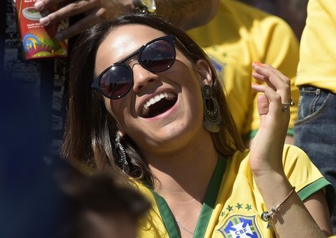 Bruna vibra na arquibancada na torcida por Neymar
