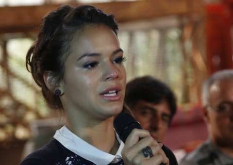 Bruna Marquezine cai no choro em coletiva de imprensa