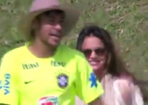 Vídeo: Bruna Marquezine tieta Neymar no treino da Seleção