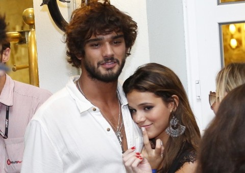 Ousada! Marquezine mostra dedo do meio para fotógrafo  