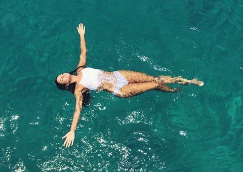 Bruna Marquezine curte férias em Noronha com amigos