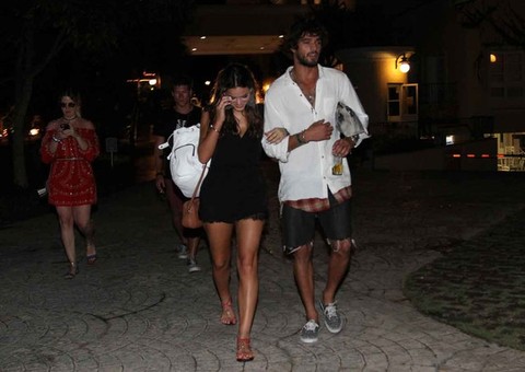 Bruna Marquezine curte festa agarradinha com modelo