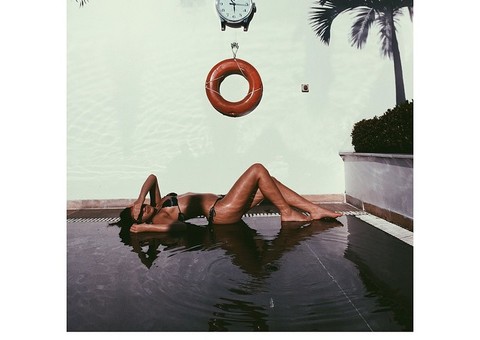 Só de biquíni, Bruna Marquezine exibe corpão em ensaio