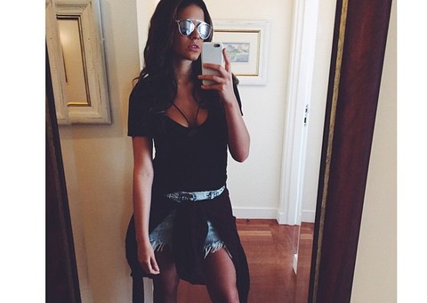 Bruna Marquezine posta foto de shortinho e deixa seguidores babando