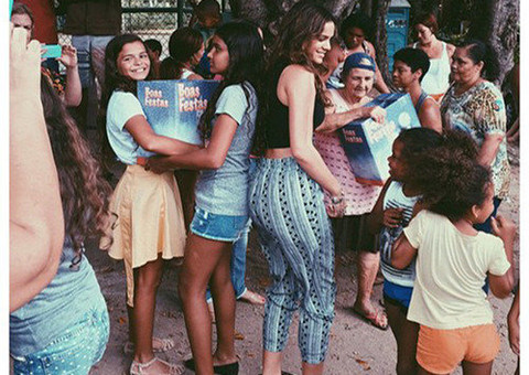 Boa Moça! Bruna Marquezine doa cestas de Natal para crianças carentes