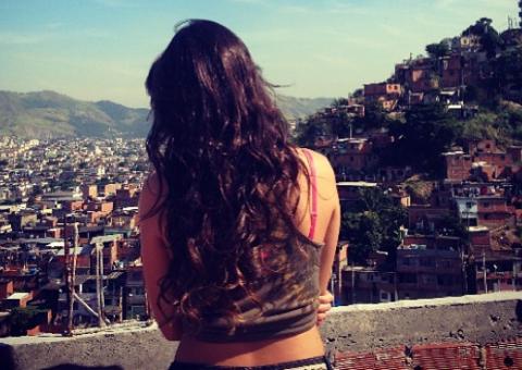 Bruna Marquezine se despede do Morro do Alemão e grava última cena de Lurdinha