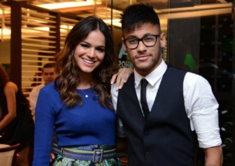 Neymar e Bruna Marquezine embarcam para Barcelona