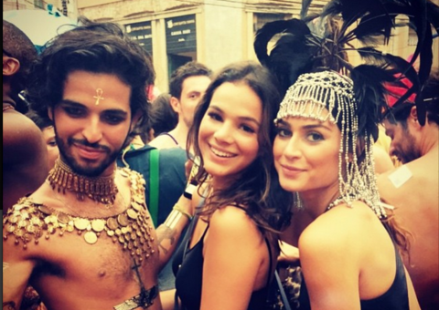 Bruna Marquezine e Thaila Ayala curtem bloco de rua 