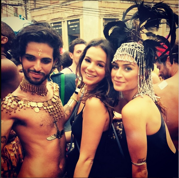 Bruna Marquezine e Thaila Ayala curtem bloco de rua 