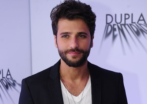 Bruno Gagliasso ganha R$ 10 mil em ação contra empresa áerea 