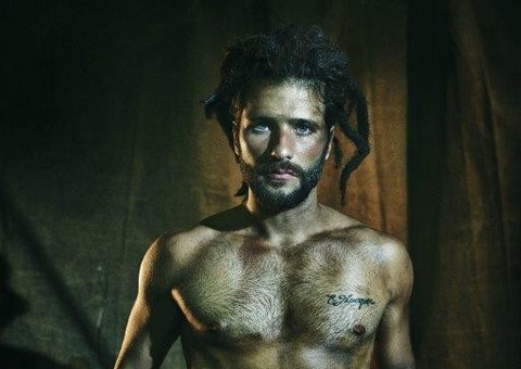 Bruno Gagliasso posa nu e com dreads para capa de revista