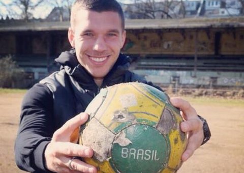 Na Alemanha, Podolski homenageia Brasil "tenho sempre comigo"