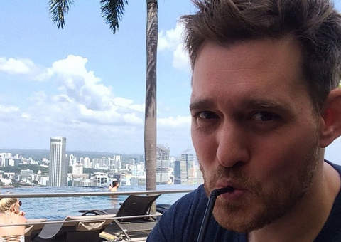 Saidinho, Michael Bublé exibe bunda de mulher no Instagram e acaba criticado pelos fãs