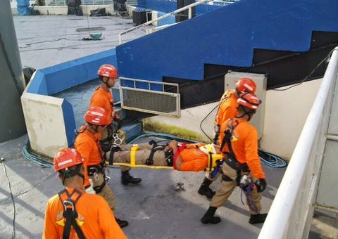  Bombeiros realizam simulado de emergência no bumbódromo de Parintins     