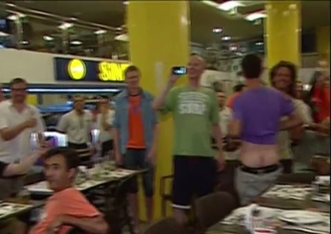 Homem mostra a bunda em jornal ao vivo