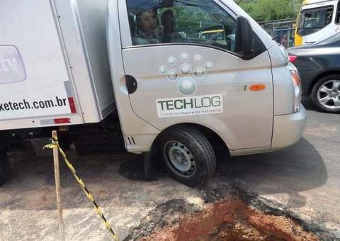 Buraco põe veículos em perigo na Costa e Silva