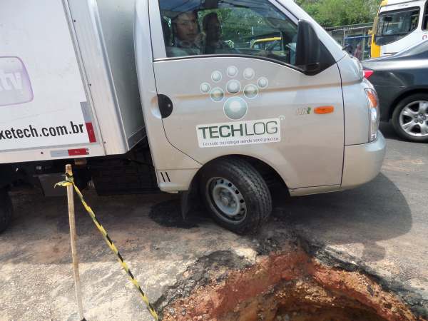 Buraco põe veículos em perigo na Costa e Silva