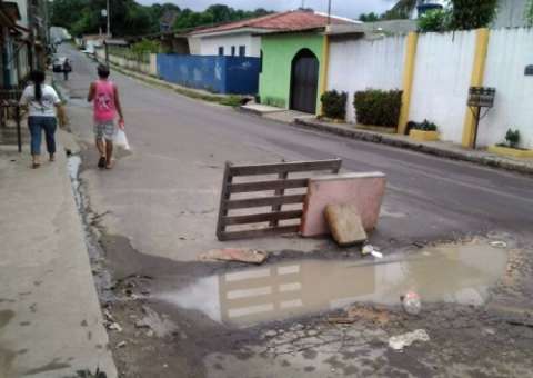 Buraco dá banho de lama e prejuízo no Riacho Doce