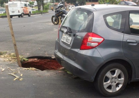 Carro cai em buraco no Coroado