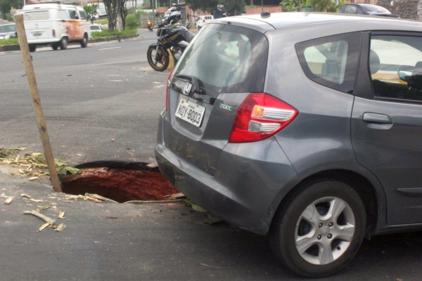 Carro cai em buraco no Coroado