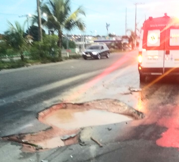Motocicleta cai em buraco no Distrito Industrial  e mulher fica ferida