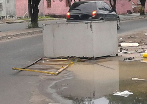 Freezer demarca buraco em rua do Nova Cidade